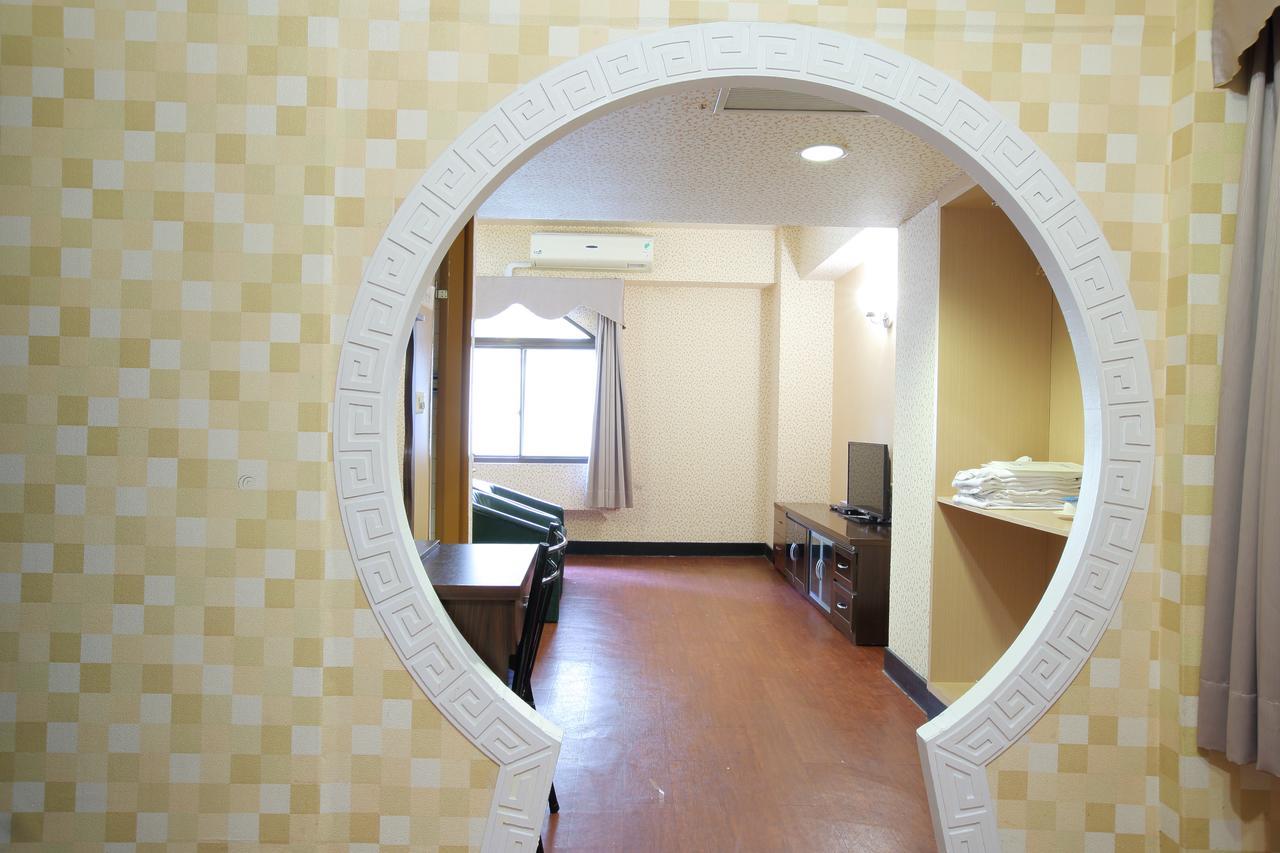 Chiayi Crown Hotel Екстериор снимка