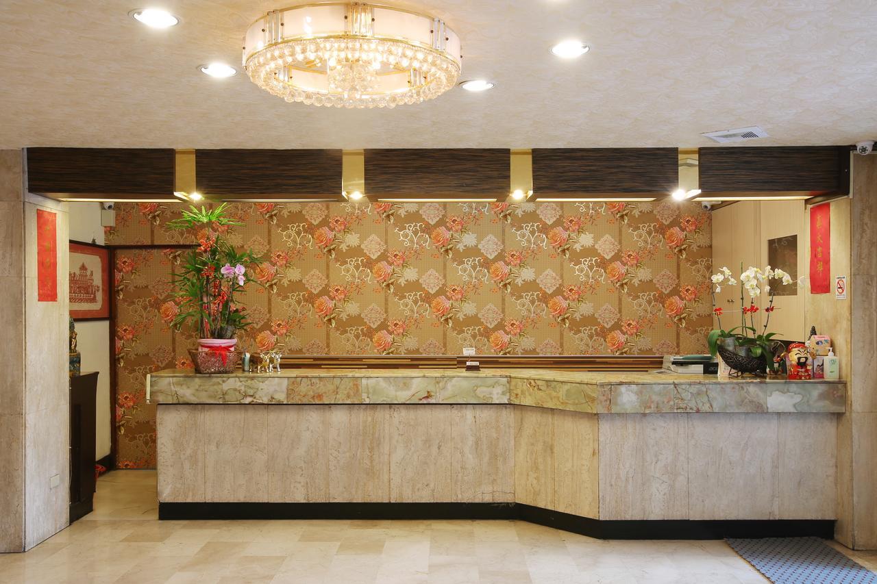 Chiayi Crown Hotel Екстериор снимка