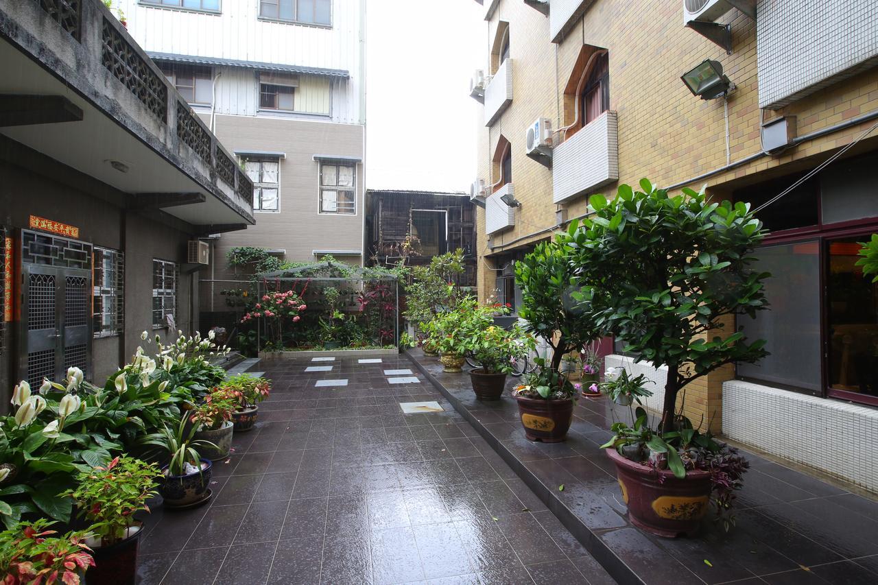 Chiayi Crown Hotel Екстериор снимка